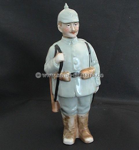 Porzellanfigur als Trinkflasche in der Form eines Frontsoldaten des 1.Weltkrieges